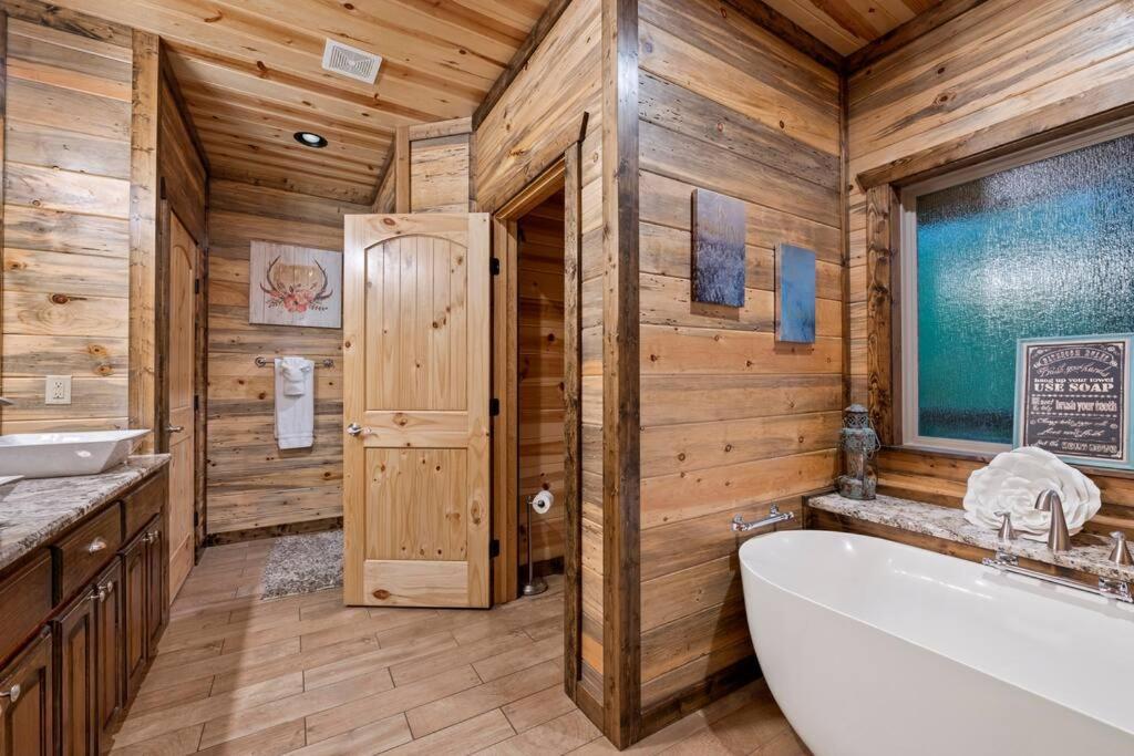 King Suite! Hot Tub, Arcade Games, L2 Ev, Fire Pit, Kids Playset, Ping Pong, Dog Friendly Broken Bow Exterior photo