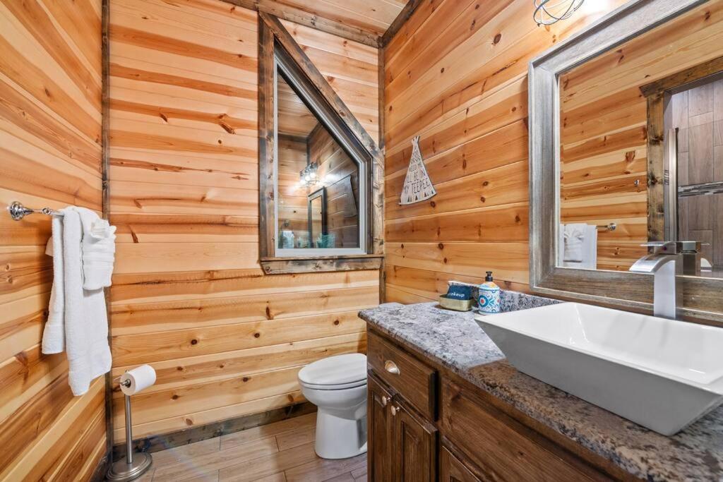 King Suite! Hot Tub, Arcade Games, L2 Ev, Fire Pit, Kids Playset, Ping Pong, Dog Friendly Broken Bow Exterior photo