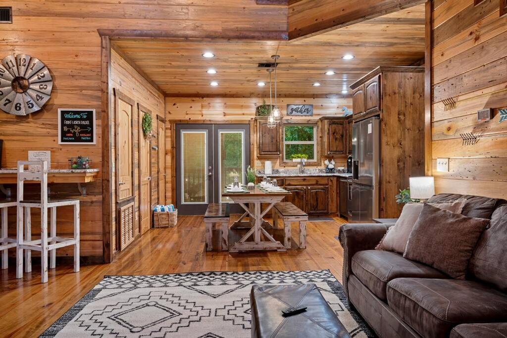 King Suite! Hot Tub, Arcade Games, L2 Ev, Fire Pit, Kids Playset, Ping Pong, Dog Friendly Broken Bow Exterior photo