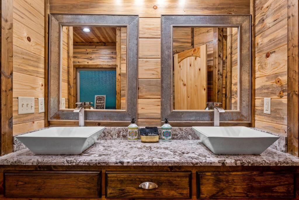 King Suite! Hot Tub, Arcade Games, L2 Ev, Fire Pit, Kids Playset, Ping Pong, Dog Friendly Broken Bow Exterior photo