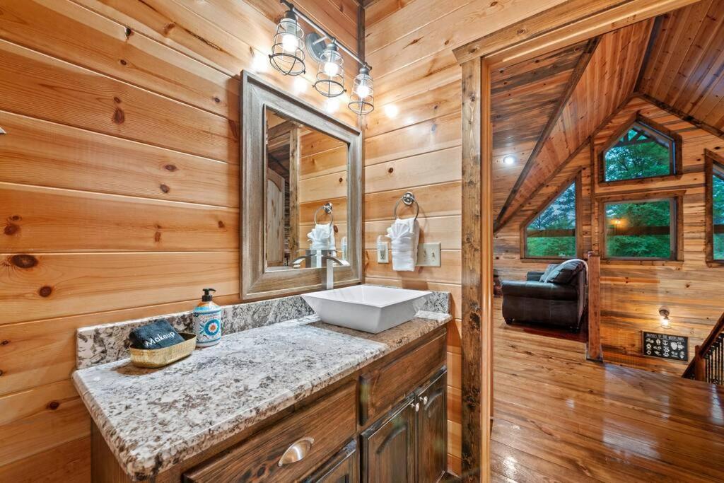 King Suite! Hot Tub, Arcade Games, L2 Ev, Fire Pit, Kids Playset, Ping Pong, Dog Friendly Broken Bow Exterior photo