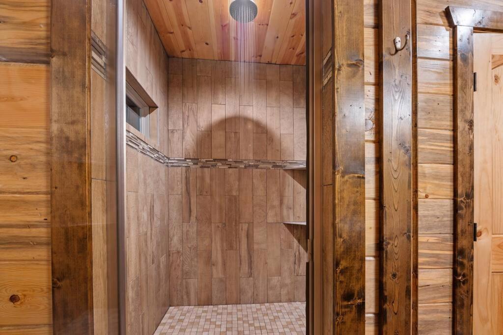 King Suite! Hot Tub, Arcade Games, L2 Ev, Fire Pit, Kids Playset, Ping Pong, Dog Friendly Broken Bow Exterior photo