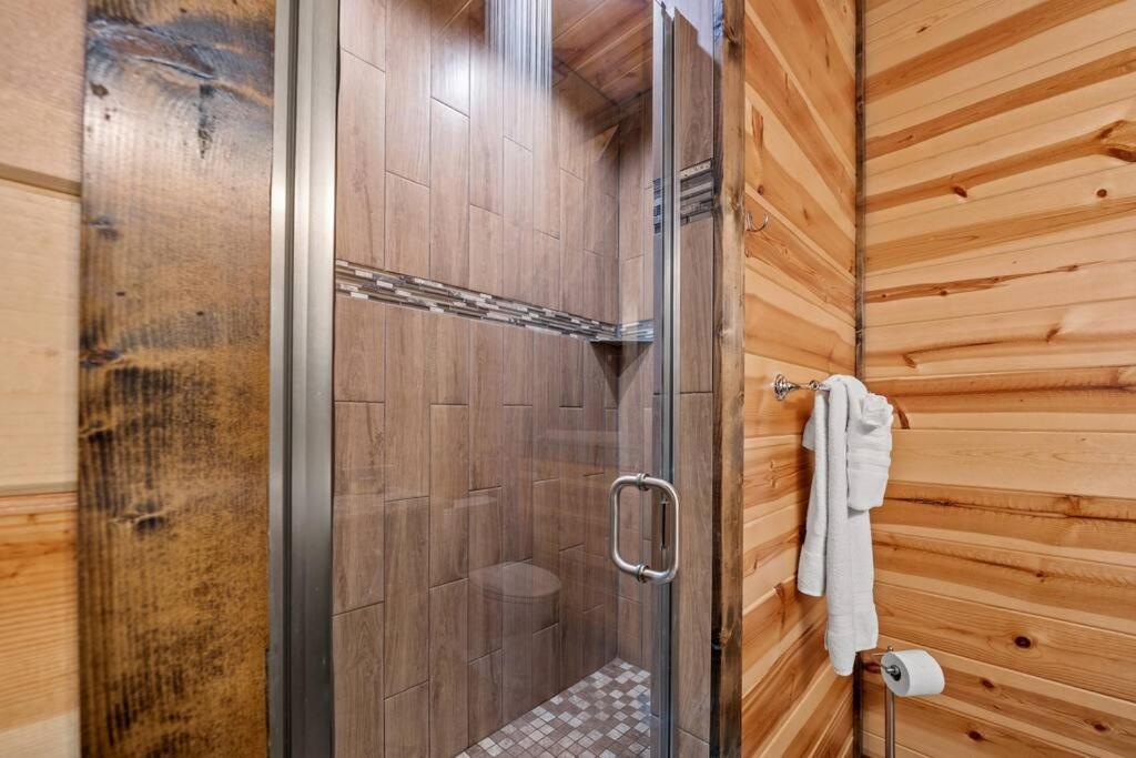 King Suite! Hot Tub, Arcade Games, L2 Ev, Fire Pit, Kids Playset, Ping Pong, Dog Friendly Broken Bow Exterior photo