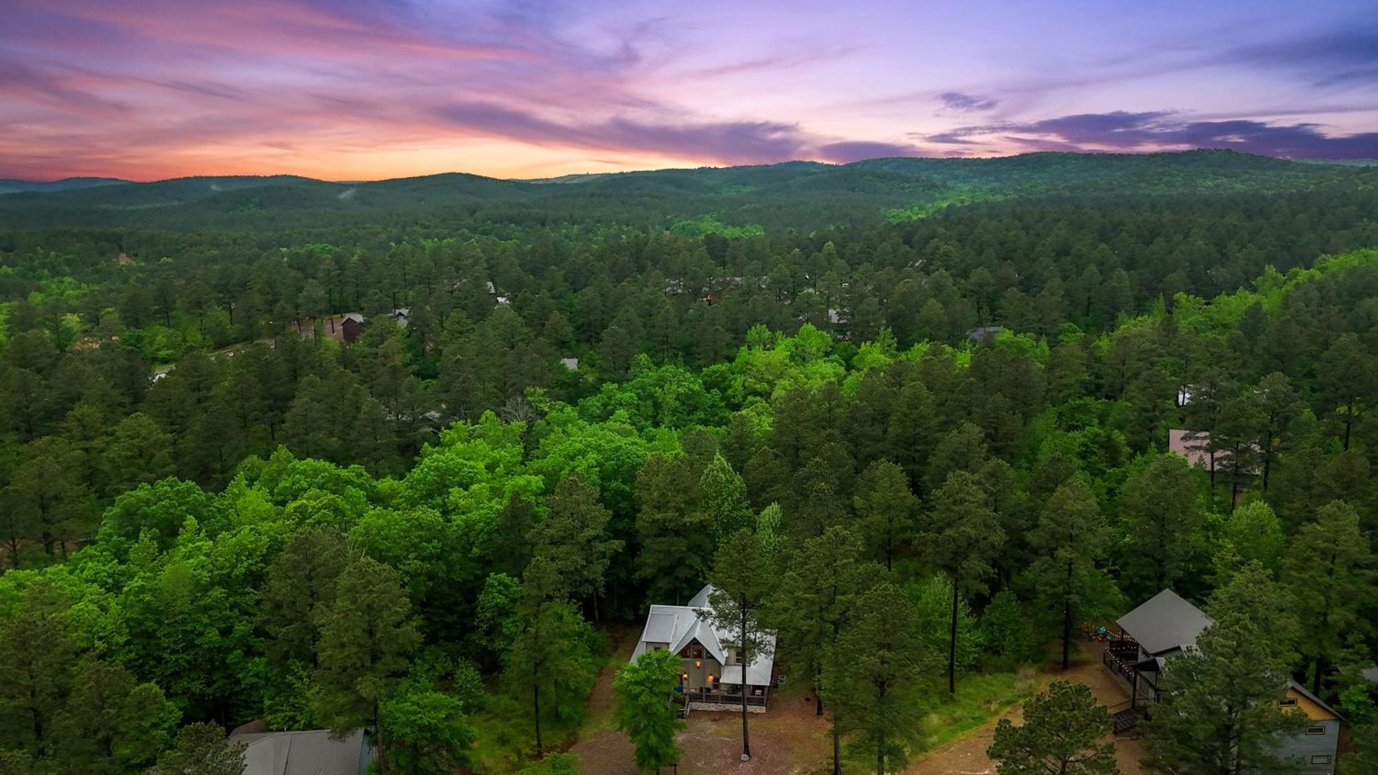King Suite! Hot Tub, Arcade Games, L2 Ev, Fire Pit, Kids Playset, Ping Pong, Dog Friendly Broken Bow Exterior photo